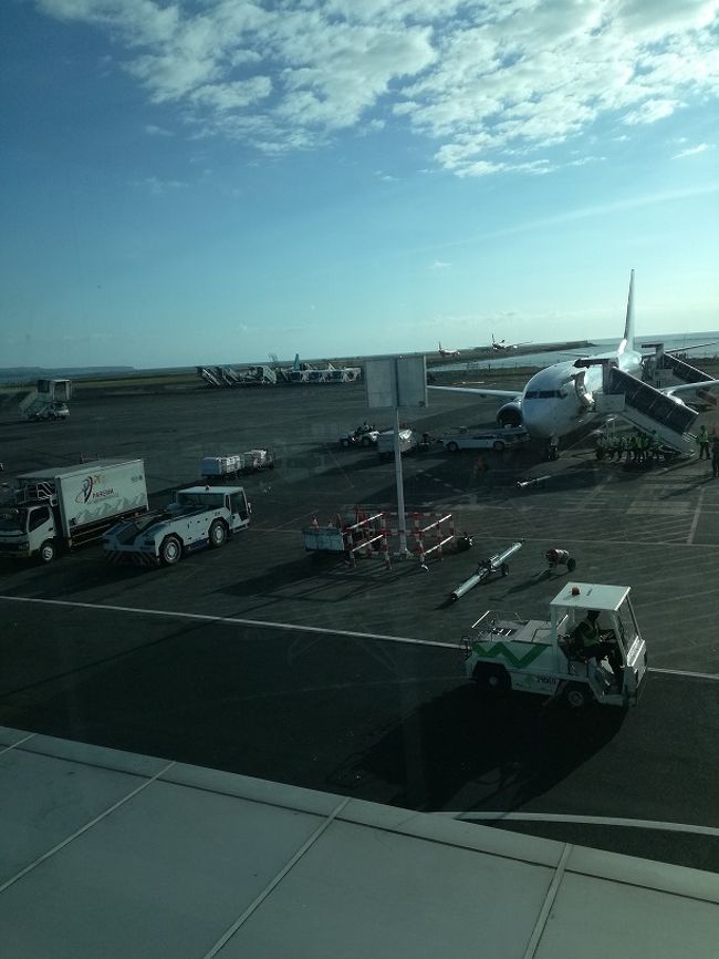 ジャカルタの第２ターミナルに到着後、荷物を引き取り<br />ブルーバードタクシーカウンターは出口の真ん前です。<br />待合ブースの柱の所に順番カード発行機があるので、<br />ボタンを押して発行。「何組まってまーす」とかはわかりません。<br />ボーイが道路側でナンバーを読み上げていますので<br />聞き逃さないようにね。<br />だいたい３ケタの数字になっているので、<br />「５４６」だったら<br />「りまーーー　んぱっーーー　ぅなーん」とか叫ばれます。<br />