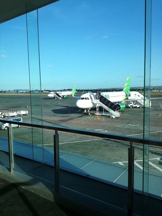 待ち時間に夕陽の時間になっていきます。<br />国内線の搭乗口カウンターから甲高い声で<br />「トゥー　ジャカルター」の連呼されたら<br />　最終案内ですからね。乗り遅れないように。<br />定刻にエアアジアジャカルタ行きのアナウンスです。<br />最近、デレイしなくなったのかな？それとも「運」かな<br />国内線はインドネシア語、英語のみの案内ですので気を付けてね。<br />