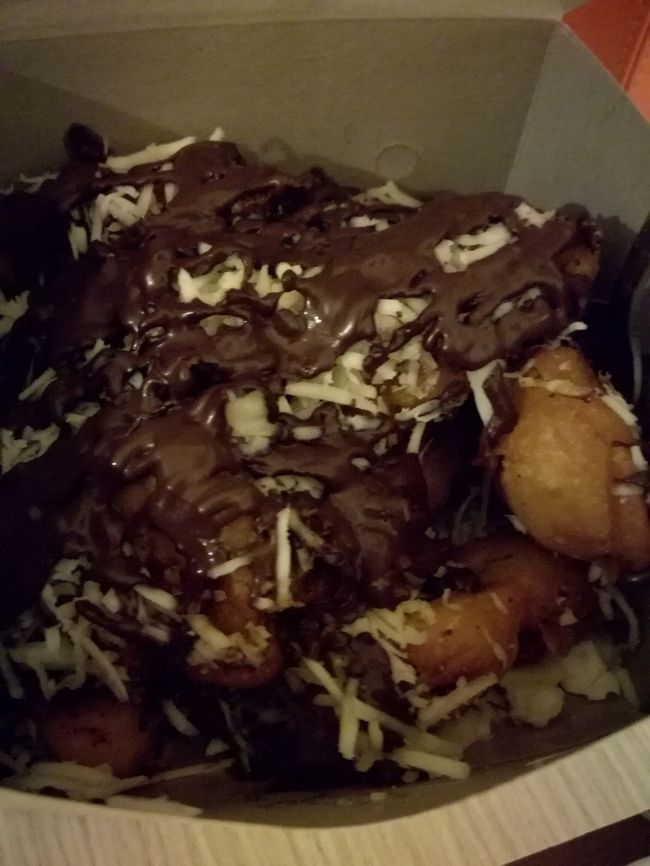 買い食い・・・ケジュピサンゴレン　チョクラ<br />　　やばい食べ物の集合体じゃ(''Д'')<br />バナナの天ぷら+チョコ＆チーズかけ　ですからね。<br />コンビニの前の屋台です。チョバ（試食）させてもらってから購入ですよ、抜かりないっす。<br />おおお、コーラ忘れておった！<br />ジャカルタのインドマートにもビールは置いてありません（当たり前ですね）<br />この街でビールを手に入れるためには、コツが必要のようです。<br /><br />ジャカルタ空港周辺のビール情報も欲しいです。<br />次回ホテルも変更してもいいです(笑)<br />