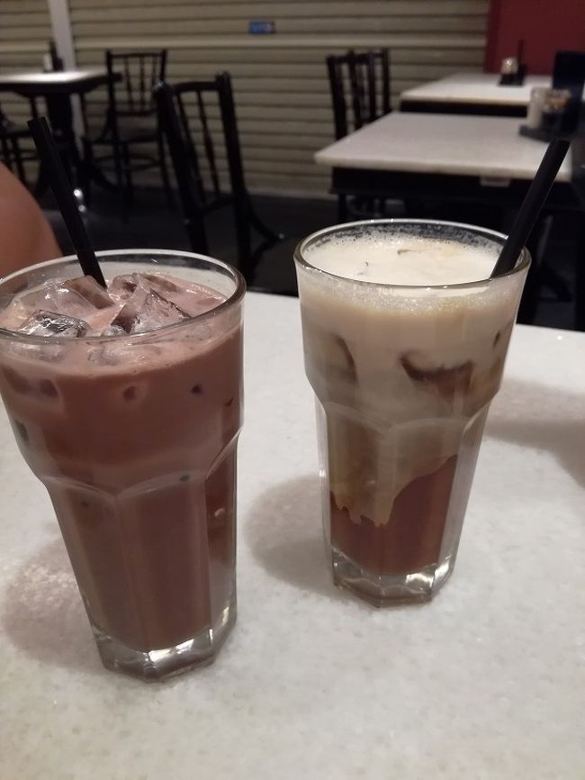 エスチョコラッとエスカフェオレ　"(-""-)"<br />ホワイトコーヒーが開くのを待って