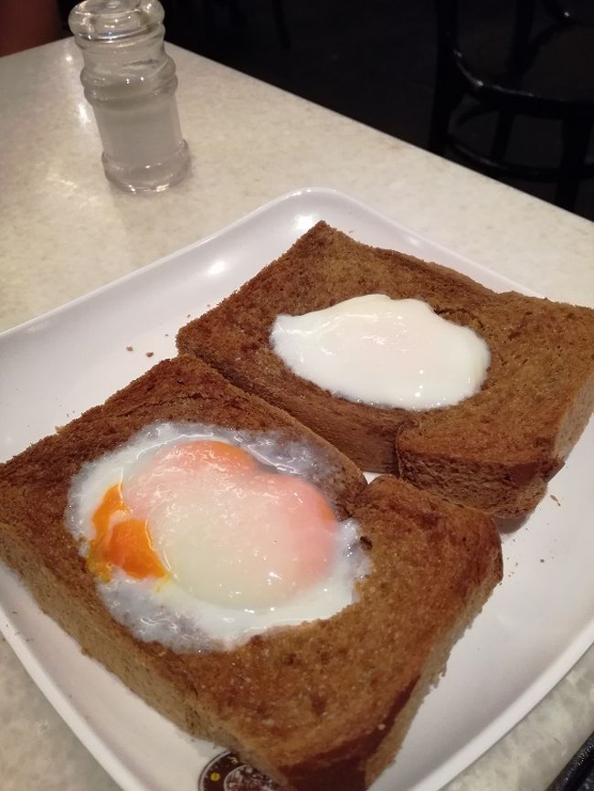 カヤトースト＆卵です。<br />言っておきます、東南アジアで半熟卵は危険な場合もあるんですよ。