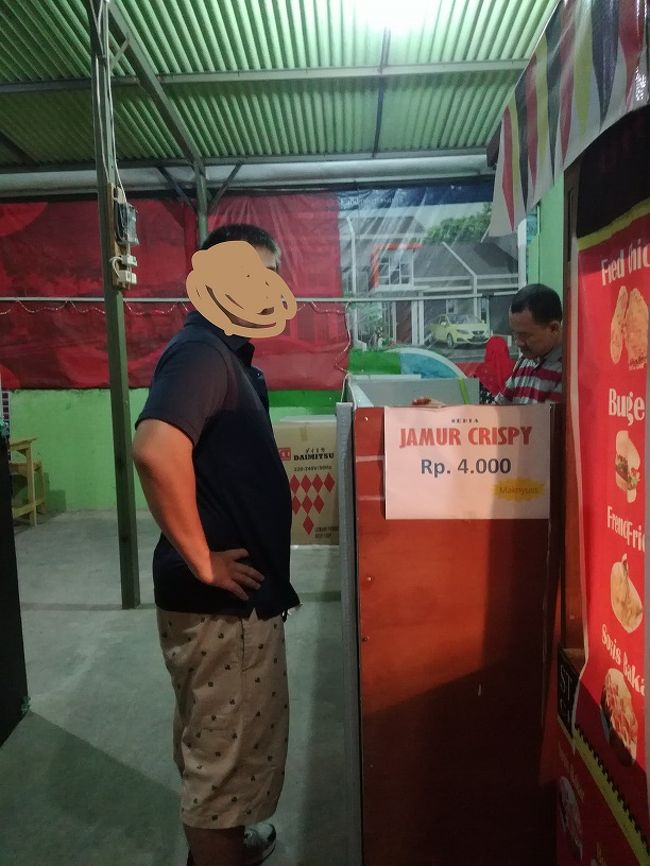 ジャカルタの屋台をちょっくら覗いてみます。<br />おそるべし食い意地　です。<br /><br />ジャムール（きのこ）クリスピ（なんだろ？）っということで<br />得体のしれない物には手を出しません（教訓）<br />無難にチーズハンバーガー5,000をブンコス（テークアウト）しました。