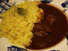 ブランチは空港で。
トーストにしようかと思っていたけれど、カレーの匂いに誘われて。
