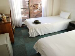 レンタカーで一気に読谷へ。
宿泊は４年くらい前にも泊まったこともあるプチホテル。
昔に比べて劣化してる感じはしてるけど、海も近くて静かでよかった。