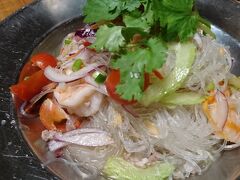 ２件目はお気に入りの「アジアン食堂シロクマ」へ。
団体が何件かいて、お料理出てくるのに時間がかかりすぎ・・・。
おいしかったけれど。
ヤムウンセン。

外の団体は遅くまでひゃーひゃー騒いでいて、近所の住人が通報したらしく警察が来て注意されていたよ・・・。