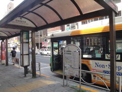 浅草バス停複雑です
＜浅草東武でパート前＞　ここ以外に４カ所バス停あります。

都電　三ノ輪―浅草　延伸してくれないかな？