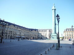 9:25にヴァンドーム広場に集合です。
若干の肌寒い気候でした。

日本語ガイドの方が調子が悪く直前でツアー催行不能となり英語ツアーなら参加できるとのことで不安でしたが12名の参加者は全員日本人でした。
なるべく難しい単語を使わないようにしてくれていたのでガイドのオリビエが熱くなって早口になる瞬間でなければ問題ありませんでした。ナポレオンは賛否あるけど結局なにがすごいのかオリビエの参加したパーティで話題になったそうです。自分も周りも知らなかったので図書館に行って調べてみた、と戦術について語り始めましたが日本では豊臣秀吉や織田信長などの話なんてそこそこ有名ですよね？歴史小説も多く出版されているし、歴史ドラマも多いし。オーストリッツの戦い他、この場で30分語っていました。確かに面白い話でした。
ナポレオンは一級の有名人でしょうがよくわからないねと話題になるということは日本のように歴史の授業を全員受ける訳ではないのでしょうか。高校くらいの選択制になってから習うのかしら？