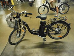 ヴァンドーム広場から自転車のおいてあるマルシェ　サントレノの地下へ。
一人一人サドルの高さを合わせて出発しました。
日本の自転車よりもバッテリーが巨大で、スタンドの形が少し違います。
アシスト力はバッテリーの大きさ通り強いものの、漕ぎ出しはアシストがないためかなり重く感じます。
私は膝を痛めているので少し負担になりました。