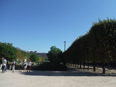 ここはパレロワイヤルでした。
ルイ14世の弟フィリップやドンペリのエピソードを15分程度聞きました。