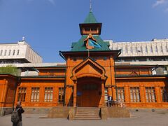 カザフ民族楽器博物館です。建築が独特の形をしているのでこの広場の中でも大変目立ちます。