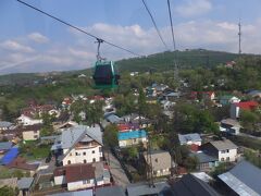 ロープウェイに乗ってコクトベに向かって上っていきます。眼下にはカザフの住宅街がよく見えます。