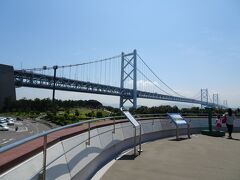 まずは本州を出て、与島へ。
与島でパーキングエリアに一度止まり、景色を楽しみました。

http://www.shikoku.gr.jp/spot/1007
すごく大きいパーキングエリアです。