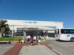 鹿児島も大阪に劣らず暑い、ターミナルの中でレンタカーの手続きをする。