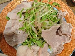 二件目は石垣島ビレッジの2階にあったお店です
カウンター席が大きく作ってあってオープンな雰囲気です
カウンター内のお兄さんがちょこちょこお話してくれて楽しい時間を過ごせました♪
あぐー豚豆苗しゃぶしゃぶ