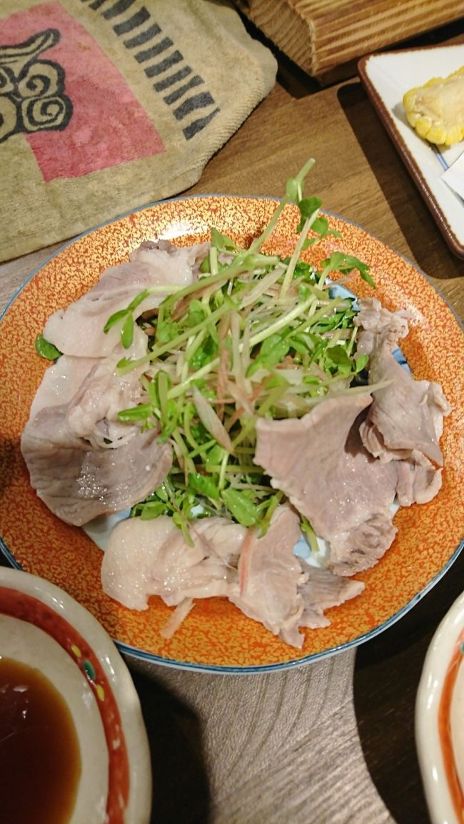 二件目は石垣島ビレッジの2階にあったお店です<br />カウンター席が大きく作ってあってオープンな雰囲気です<br />カウンター内のお兄さんがちょこちょこお話してくれて楽しい時間を過ごせました♪<br />あぐー豚豆苗しゃぶしゃぶ