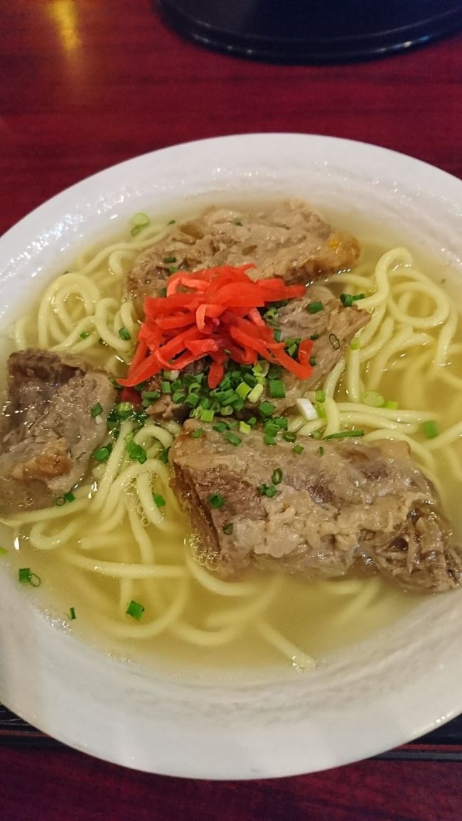 サワーか何かと〆の沖縄そばを注文<br />わたしは普通のソーキそば<br />寝る前なのにするっと食べちゃいました(^_^;)