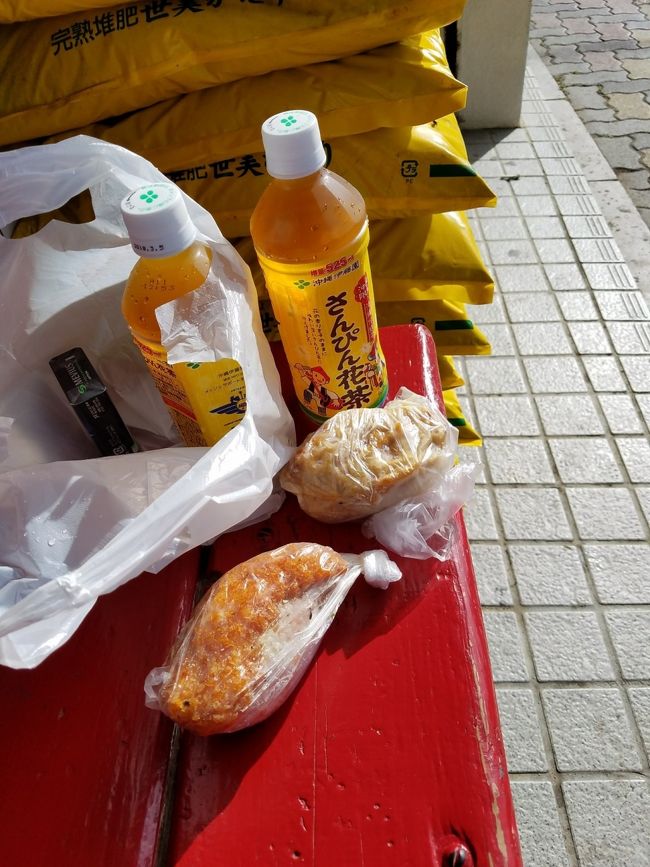 店内ではショーケースに出来立てのおにぎりと<br />揚げたて具材など選べるようになっていて、それぞれ手にビニールを被せて取って、くるっと袋状にして出来上がり<br />それをレジでお会計