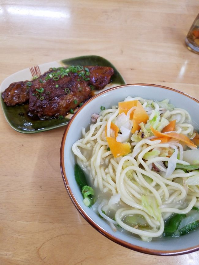 NちゃんWebで調べながら最後まで悩んだ結果決めた<br /> 野菜そばとソーキ別添え<br />かなり満足の様子♪