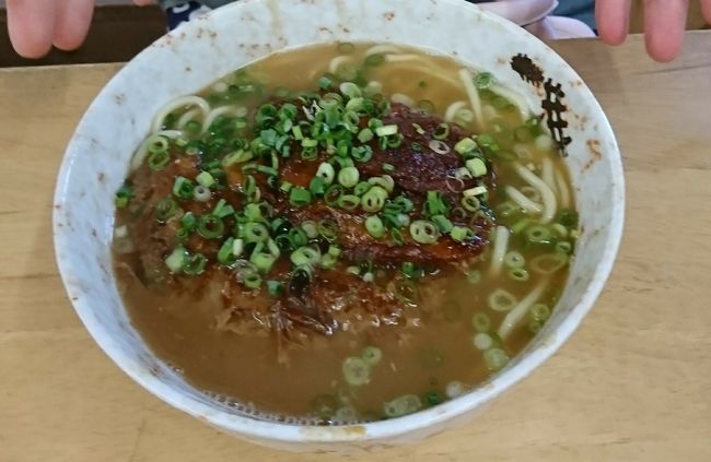 わたしはソーキそば<br />お出汁が豚骨っぽいのとソーキが甘めです<br />昨日の公園食堂と比べると違いが分かった！<br />どちらも美味しい♪<br />はあー満足)^o^(