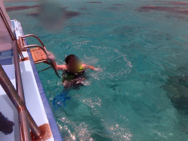 雨雲を通り過ぎて、ポイントに到着！<br />このツアーでは「巨大ハマサンゴの群生」のポイントと<br />「北半球最大のアオサンゴ大群生」のポイントに連れて行ってくれます！