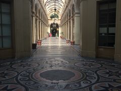 オペラ座まで歩くのも億劫なのでヴェリブステーションチェックをしていたら、近くにギャラリーヴィヴィエンヌがあることがわかったのでちょっと立ち寄り。