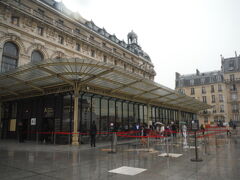 ホテルの荷物管理スペースにスーツケースを預け歩いてオルセー美術館へ向かいました。雨だったせいか全く並びませんでした。
チケットなしの入り口には少しだけ人がいましたがミュージアムパスの入り口はガランとしていました。