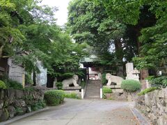 善養寺入口、前方に海駝の坐像一対が見える。