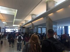 サンフランシスコで国内線に乗換です。
入国審査で時間がかかり、急いでいったのですが出発が遅れていました・・

結局１時間ほど待って出発。
サンフランシスコからオーランドまでは約５時間３０分の飛行です。