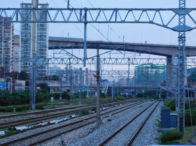 2017.08.13　衿井<br />朝の乗換駅。内側２本は急行線。２面６線となっており、同方向の列車は同じホームで乗り換えることができる構造。