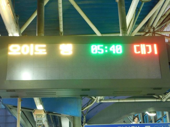 2017.08.13　衿井<br />当駅始発は時刻を表示するのだろうか？「烏耳島　行　05:48　待機」。