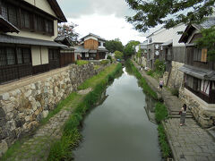 買い物が終わって出てきたら両親は白雲橋の辺りで待っていました。
私が出て来たのを見るとまた先を歩き出す･･･。
写真は白雲橋から堀を見おろした景色。
これはやっぱり下りて、堀の土手に行ってみたいやん？
