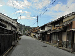 近江八幡の情報収集は近江八幡観光物産協会のサイトで。
https://www.omi8.com/
ここで調べた市営小幡観光駐車場に車を駐めました。係の人が寄って来て、「17:00までだけど良いですか？」と。
この時15:30。1時間半しかない！と駆け足で観光しました。
駐車場を出るともうそこが古き良き街並みの新町通り。