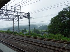 6時前に大垣駅に無事到着、ダッシュで乗換えて米原駅下車。到着した途端、ものすごい雷雨…天気は今日も安定しなそうだ。そしてターミナル駅なのに駅前に本当になにもなく、朝食ゲットできず。。トイレだけ済ます。
米原駅から北陸本線（敦賀行）で北上、近江塩津駅で下車。この辺りではそこまで降ってなかったけど、山々は霧がかかってもやーっとしています。