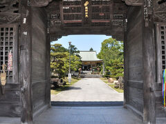 【　第四十番観自在寺　】

　伊予２６か寺の初めは観自在寺。　平城天皇の勅命で弘法大師が開いたお寺だそうです。
　もう４０年も前になりますが、このすぐ近くの海でソーダガツオの筏釣りをしたことがありました。　
　そのとき妻は留守番。　今回は一緒のつもりですが、本当に一緒にいるのか、やっぱり確信は持てません。