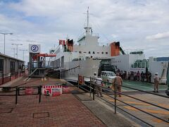 直島に向かう船です。予想以上に大きくてびっくりです。