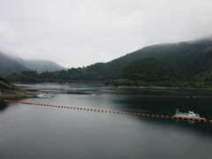 ダム天端よりダム湖方向を望む
小河内ダムよって作られたダム湖は「奥多摩湖」
東京都最大級の湖です

※東京都の湖と言うと
　・奥多摩湖
　・白丸湖
　・多摩湖　とありますが、知名度は他を抜きんでている気がします
