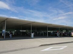 上陸して宇野港に向かう乗船券を購入です。