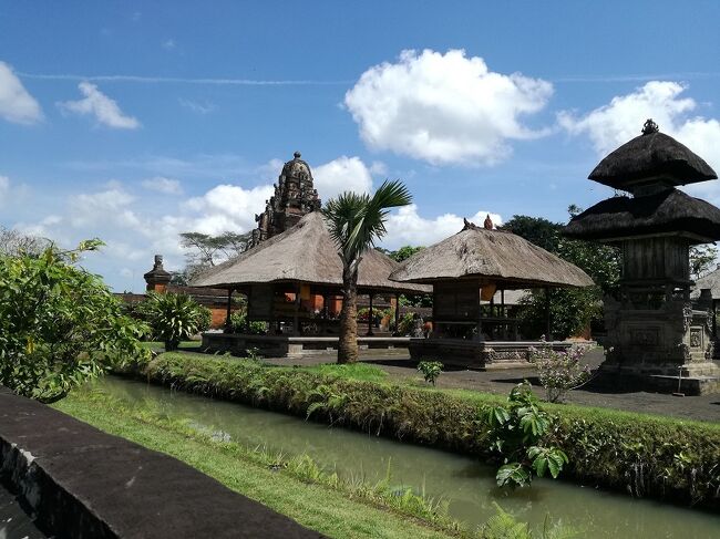 回廊を歩きます。