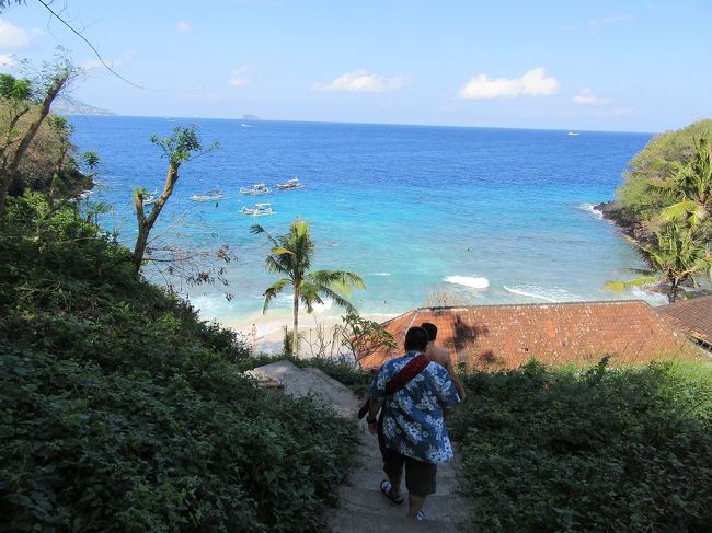 真っ青な海が待っています。<br />※　どうも今回、ブルーラグンの写真が見当たりません。<br />しっかり海に入って遊んだのですけれどね(;'∀')。<br />ちなみにマッサージおばちゃんのマッサージは１時間70000～80000Rpですよ。