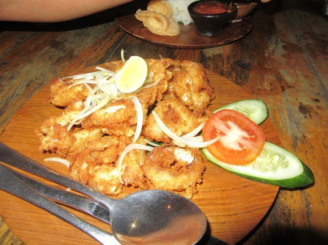 肉厚なイカです　バリ島では珍しいです。<br />カラマリ（イカフライ）こんな山盛りで50,000Rp<br />高いですか？すごく美味しいので、50,000Rpで適正です。<br />パダンバイに泊まって、ウエスタンフードを食べたくないけど<br />ローカルワルンは無理っ(笑)っていう旅行者さんに<br />ワルンレセハンいいと思います。<br />