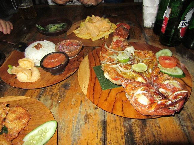 ごはんとフレンチフライ（フライドポテト）を１個ずつ<br />イカンバカールも良い味付けです。<br />サンバルマタ＆サンバルトマトの２種盛り(^^♪<br />欲張りざんす（サンバルは何種類も頼んでいいです）。