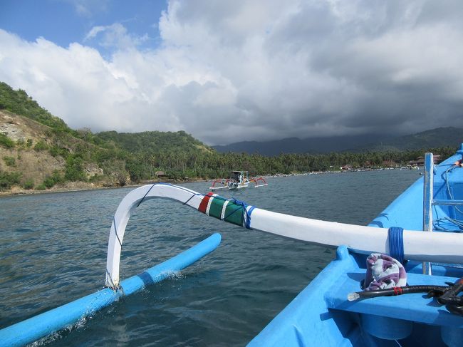 ジュクン（ボート）はもちろんプライベートで１人100,000Rp。<br />南部リゾートから安い（？）ツアーの場合相乗りジュクン使用もあるので、<br />申し込み時に確認してくださいね。<br /><br />