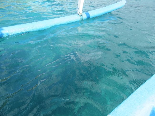 エサはベジベイリゾート（ホテル）のフロント係さんの機転で厨房から捨てられる前のパン（味の付いていない）を大袋に入れてもらえました。(^_-)-☆<br />「シュノーケリングへ行くんだけれど餌ある？」って聞いてみて。<br />