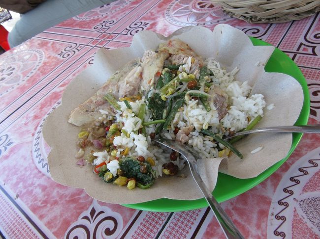 ペペス屋台のおっさんの「日本人人寄せパンダ作戦」は大成功で、<br />ナシチャンプル（お持ち帰りのブンコスも）を<br />買いに来る外人さんで大賑わいです。<br />フランスからのお客様が食べているのは　<br />「のっと　すぱいしー」×５回くらい叫んで頼んだ<br />こんな感じのナシチャンプル　１人前が10,000Rp