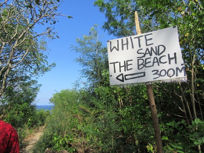 100ｍ歩いた所です<br /><br />　再び看板　ビーチまで300M　<br /><br />ま、そんなこともあるよね(#^.^#)<br />バリ島あるあるぢゃーーーん