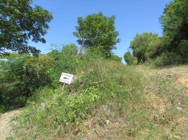 ホワイトサンドビーチ　パダンバイです。<br />チャンディダサの先にあるバージンビーチではないです。<br />牛糞の落ちている急な坂道をUpUpです。<br /><br />こちらが近道の看板を発見しました！グッジョブ