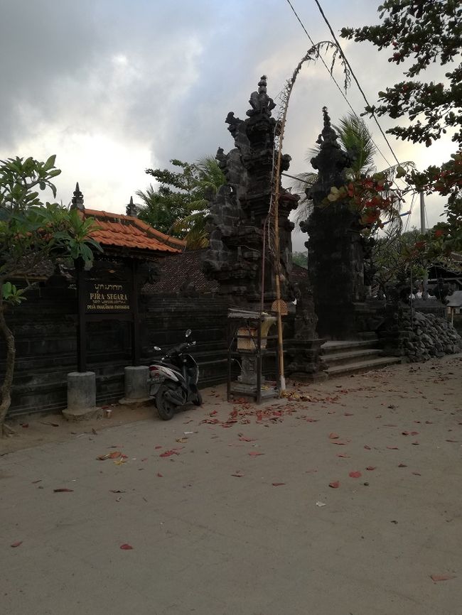「明日、シュノーケリングから帰ったら、昼ご飯を食べにおいで、ペペスイカンをたくさん作っておくよ」<br />パダンバイのジェッター（高速艇桟橋）のとこの屋台のおっちゃんからの伝言です。<br />魚のたたき（荒ミンチ）をスパイス（ブンブバリ）と混ぜて、バナナの葉っぱに包んで直火で蒸し焼きしたのが、ペペスイカンだよん。ね？違う？間違った？<br />