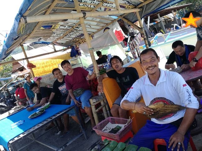 ズバリ「人寄せパンダ」になってます。<br />おおおっ外人が食ってるペペスだ！<br />きっと旨いに違いない！<br />屋台飯は怖いって絶対食わないオランジャパン（日本人）だよ。<br />オヤジの後ろでがっついているのは夫と息子ですね。