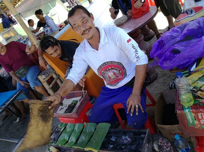 焼けたら、どんどん後ろのテーブルに回すから食いなーー。<br />熱いうちが旨いよ。<br />ペペスをつまみに、ビールが進みます。<br /><br />