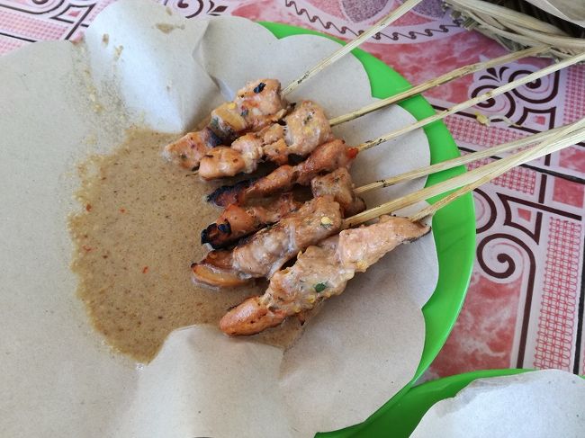 サテイシ（いかん）も焼き上がりました。<br />サンバルカチャン（ピーナツのサンバルです）<br />甘辛い　これもまたビールに最適！<br />でででで、多分お会計は60,000Rp。<br />ひとりぢゃないよ、３人でだよ！<br />ペペス、サテ、サンバル、ナシチャンプルなどなど喰い放題で。<br />ビールは持ちこみです。